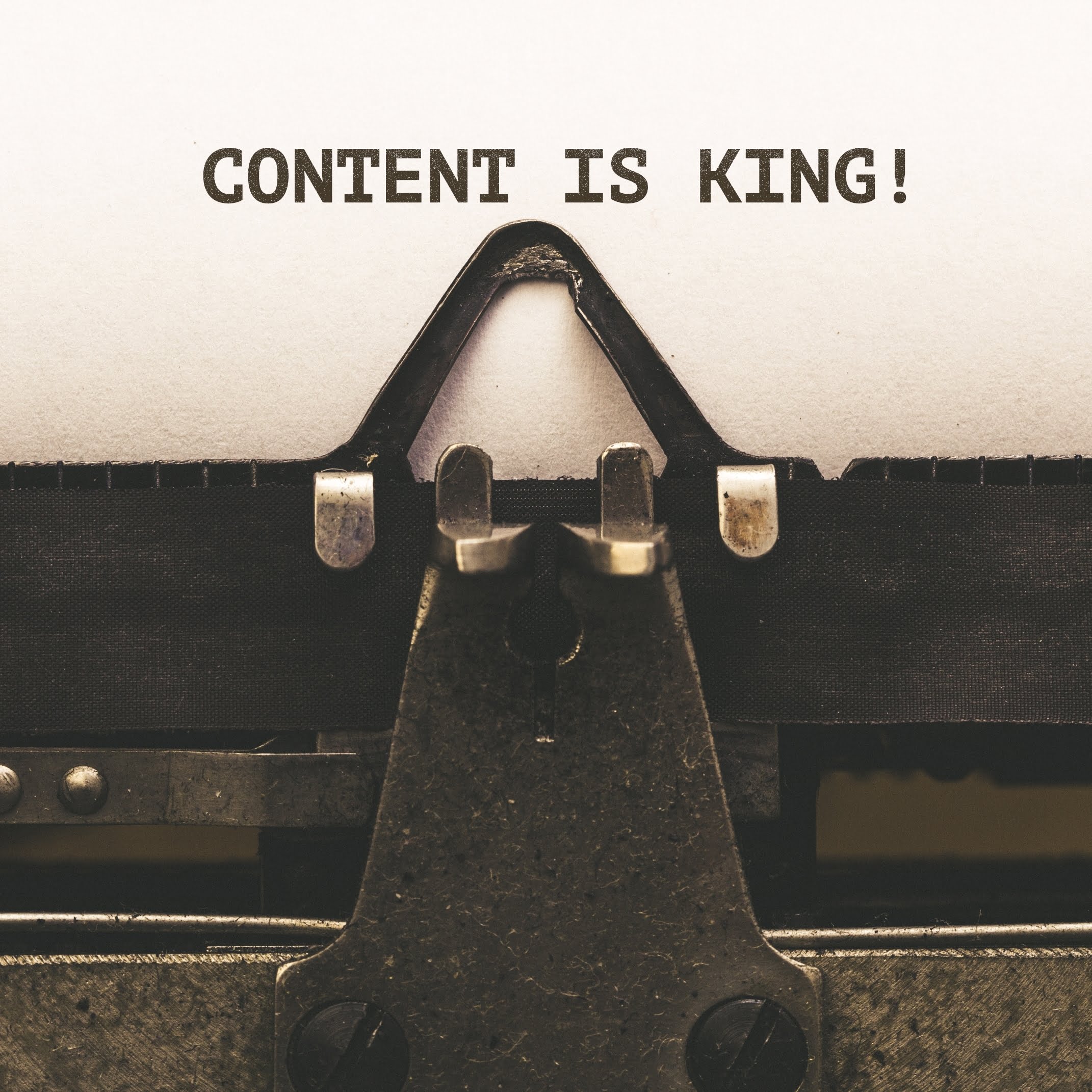 Inhalt ist König, Text auf Papier in Vintage-Schreibmaschine aus den 1920er Jahren, Nahaufnahme mit Papier