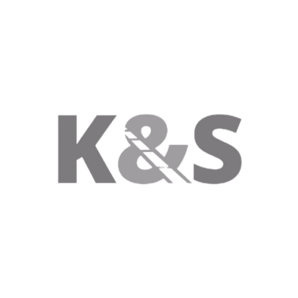 SEO Hannover - Das Bild zeigt die Kreation eines Logodesigners mit den Buchstaben „K & S“ in einer fetten, grauen Schriftart auf einem schwarzen Hintergrund. Local SEO Agentur Hannover.