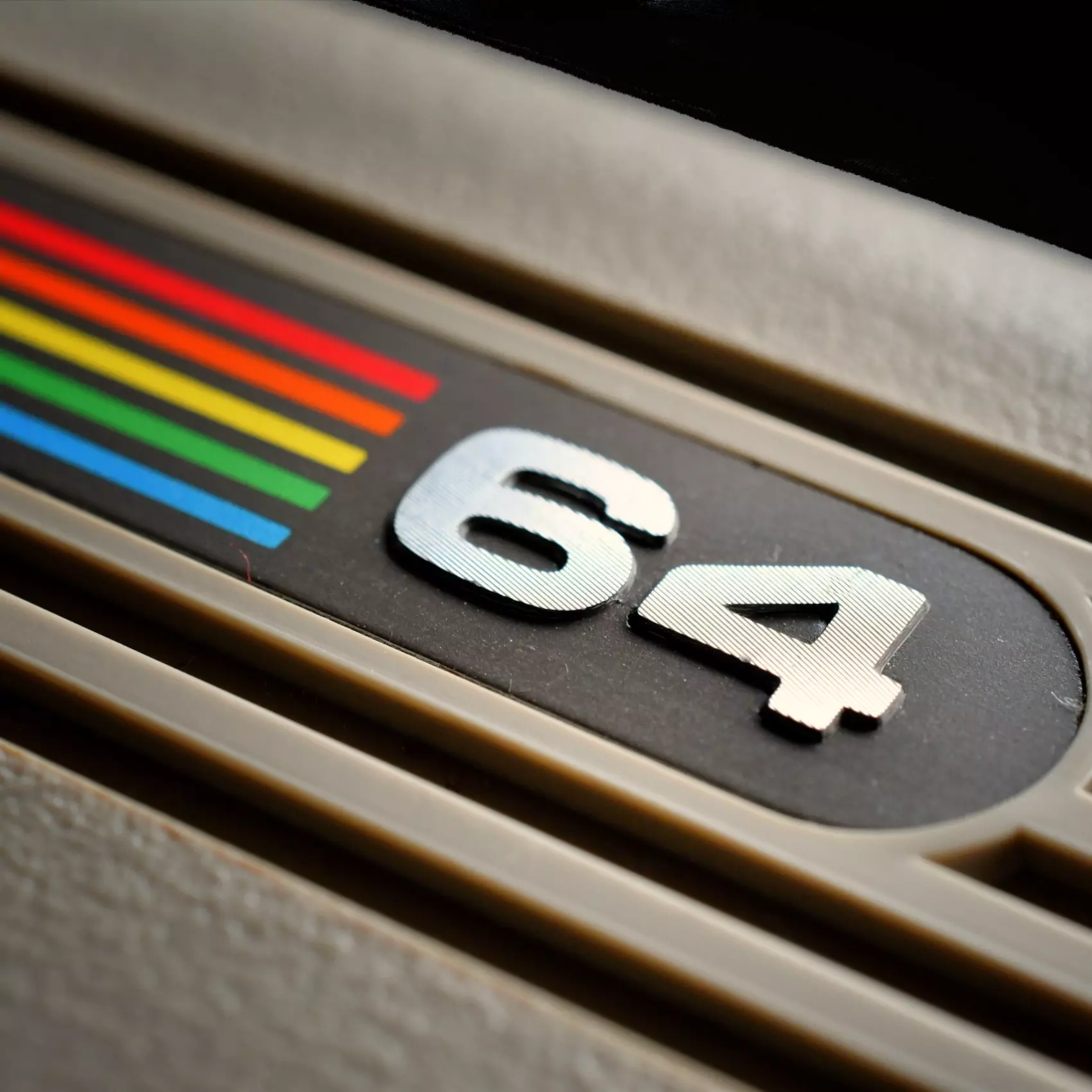 Nahaufnahme des Logos vom Commodore 64 Computer