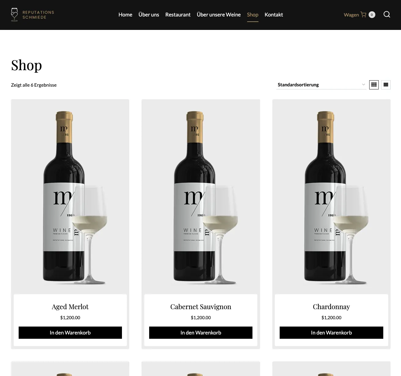 SEO Hannover - Screenshot eines Online-Weinshops, der drei Weinflaschen mit Gläsern zeigt. Jedes Produkt trägt die Namen: Aged Merlot, Cabernet Sauvignon und Chardonnay. Unter jedem Wein sind ein Warenkorbsymbol und der Text „In den Warenkorb“ sichtbar. Kopfzeile und Menü befinden sich oben. Local SEO Agentur Hannover.