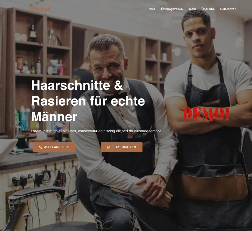 SEO Hannover - Zwei Friseure in Schürzen stehen selbstbewusst in einem Friseurladen. Der Text auf Deutsch lautet: „Haarschnitte und Rasuren für echte Männer“. Im Inneren des Friseurladens sind Pflegeprodukte und -werkzeuge zu sehen. Es besteht die Möglichkeit anzurufen oder zu chatten. Das Wort „DEMO!“ ist sichtbar. Local SEO Agentur Hannover.