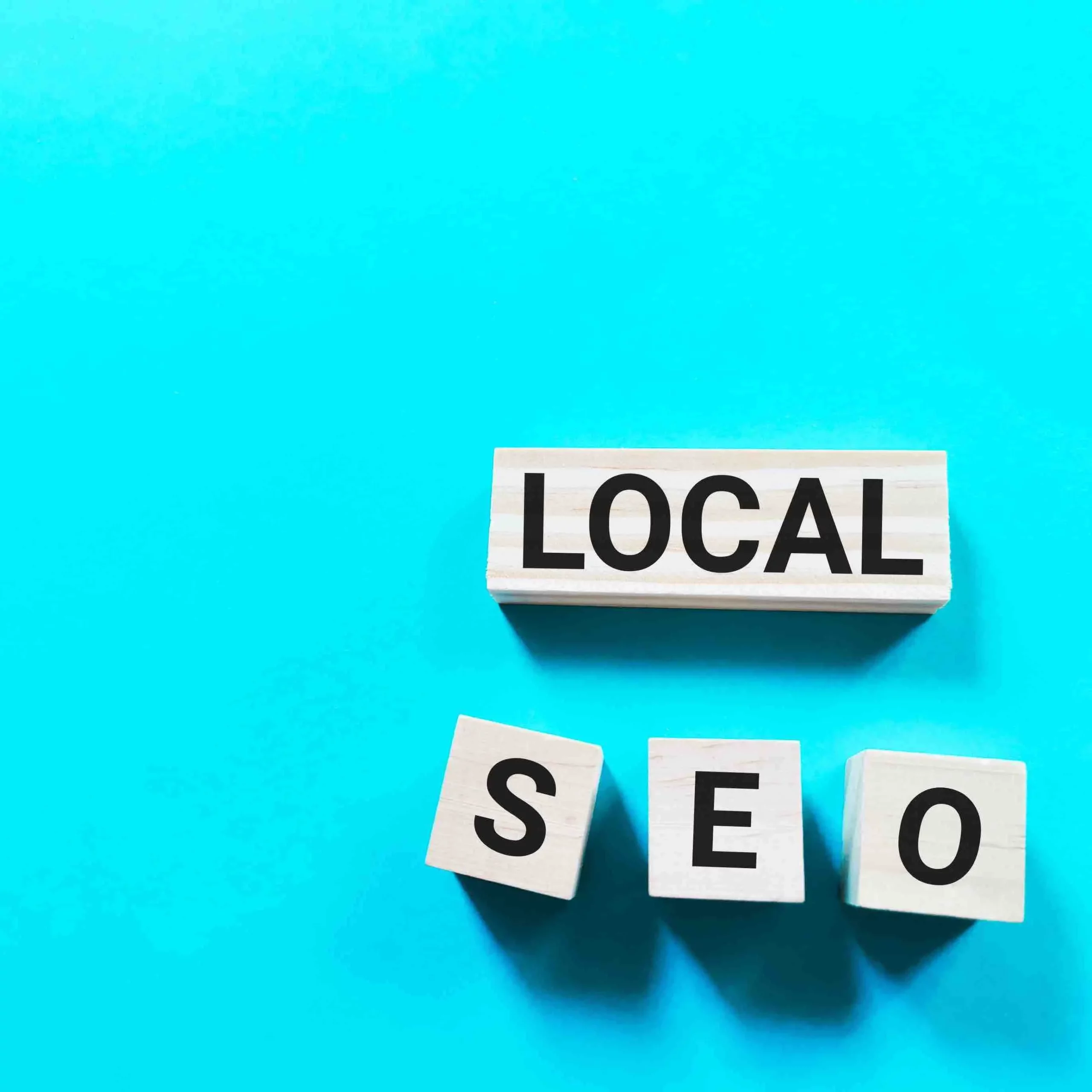 SEO Hannover - Holzklötze auf hellblauem Hintergrund ergeben den Buchstaben „LOCAL SEO“, wobei „LOCAL“ horizontal über „SEO“ angeordnet ist, das wiederum in einer Linie angeordnet ist. Local SEO Agentur Hannover.