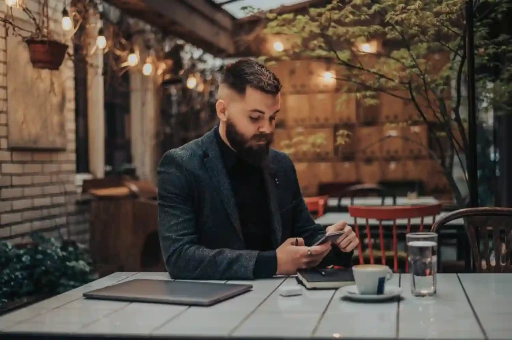 Mann mit Bart sitzt im cafe welches von local seo agentur hannover bei google maps optimiert wurde