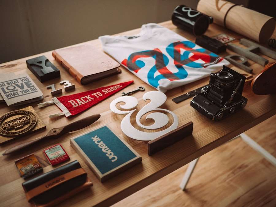 Suchmaschinenoptimierung Hannover - Ein Holztisch mit verschiedenen Gegenständen, darunter ein bedrucktes T-Shirt, ein hölzernes Et-Zeichen, eine Vintage-Kamera, Notizbücher, ein „Back to School“-Wimpel, ein Ledertagebuch und sogar etwas Inspiration, um zu lernen, wie man inmitten von Vintage-Objekten mit Stil eine Webvisitenkarte erstellt. Local SEO Agentur Hannover.