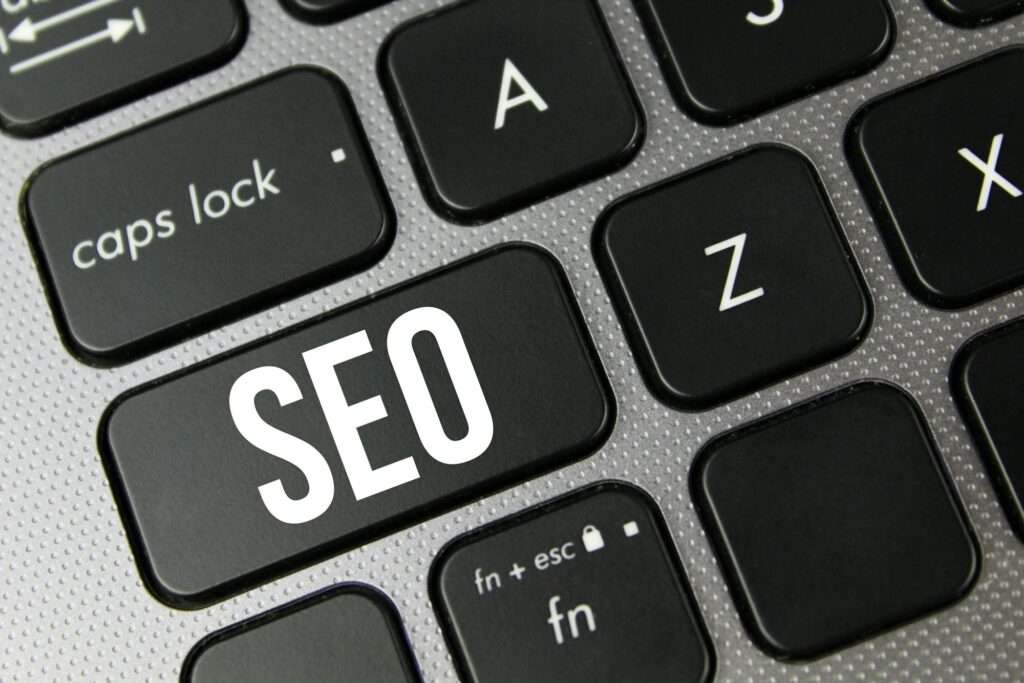 SEO Hannover - Eine Nahaufnahme einer Computertastatur mit Fokus auf den Bereich mit den Tasten „Feststelltaste“, „A“, „S“ und „Z“. Die Taste „S“ wurde durch eine Taste mit der Aufschrift „SEO“ ersetzt. Local SEO Agentur Hannover.