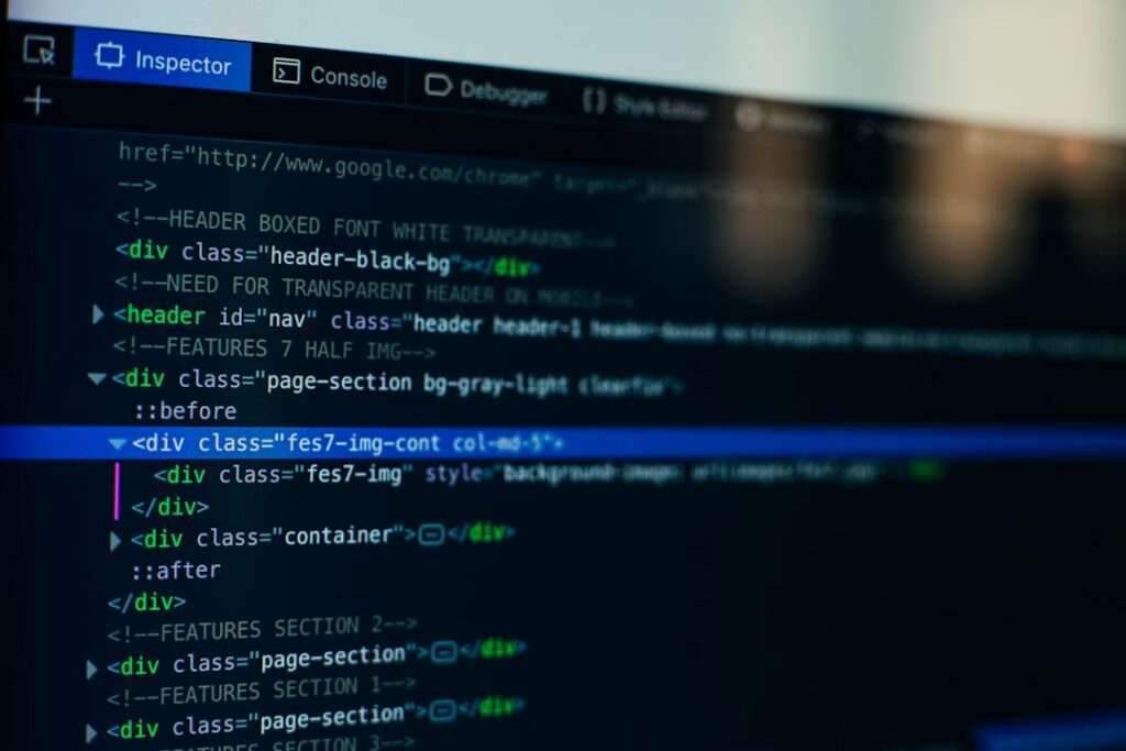 Suchmaschinenoptimierung Hannover - Auf einem Computerbildschirm wird HTML- und CSS-Code in einem Code-Editor angezeigt, wie ihn ein Webdesigner in Hannover verwendet. Verschiedene Tags und Klassen sind sichtbar, einige Zeilen sind blau und grün hervorgehoben. Oben auf dem Bildschirm sind Registerkarten mit den Bezeichnungen „Inspector“, „Console“ und „Debugger“ zu sehen. Local SEO Agentur Hannover.