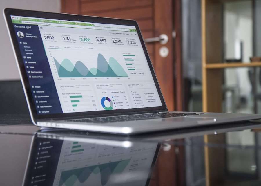 Suchmaschinenoptimierung Hannover - Auf einem Glastisch steht ein Laptop, auf dem eine Analysesoftware einer SEO-Agentur in Hannover läuft. Auf dem Bildschirm sind verschiedene Grafiken und Diagramme zu sehen, darunter ein Liniendiagramm, Balkendiagramme und Kreisdiagramme mit Kennzahlen wie Sitzungen, neuen Benutzern und Seitenaufrufen. Im Hintergrund sind eine Tür und ein Regal zu sehen. Local SEO Agentur Hannover.