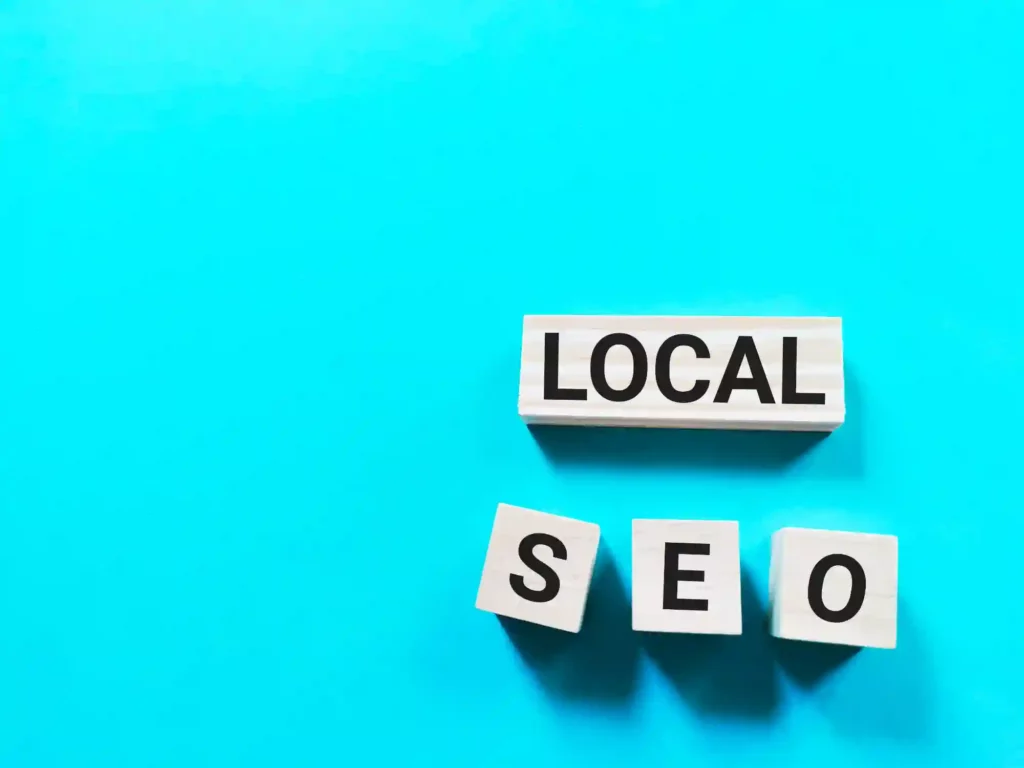 Suchmaschinenoptimierung Hannover - Weiße Holzklötze mit schwarzen Buchstaben ergeben auf einem hellblauen Hintergrund das Wort „LOCAL SEO“. Das Wort „LOCAL“ steht in der oberen Reihe und „SEO“ in der unteren Reihe. Der Hintergrund ist einfarbig und schmucklos. Local SEO Agentur Hannover.