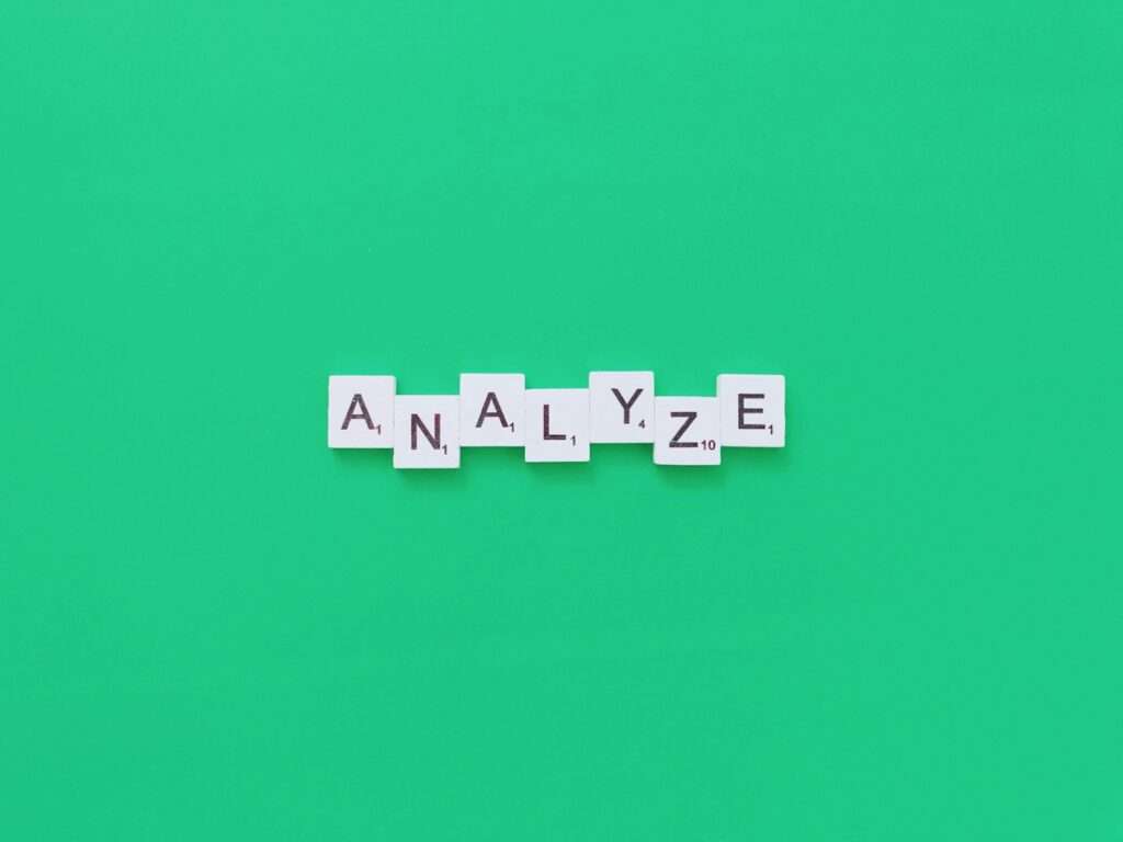 SEO Hannover - Das Bild zeigt das Wort „ANALYZE“, das mit Scrabble-Steinen auf grünem Hintergrund geschrieben ist und subtil auf eine Wettbewerbsanalyse hinweist. Local SEO Agentur Hannover.