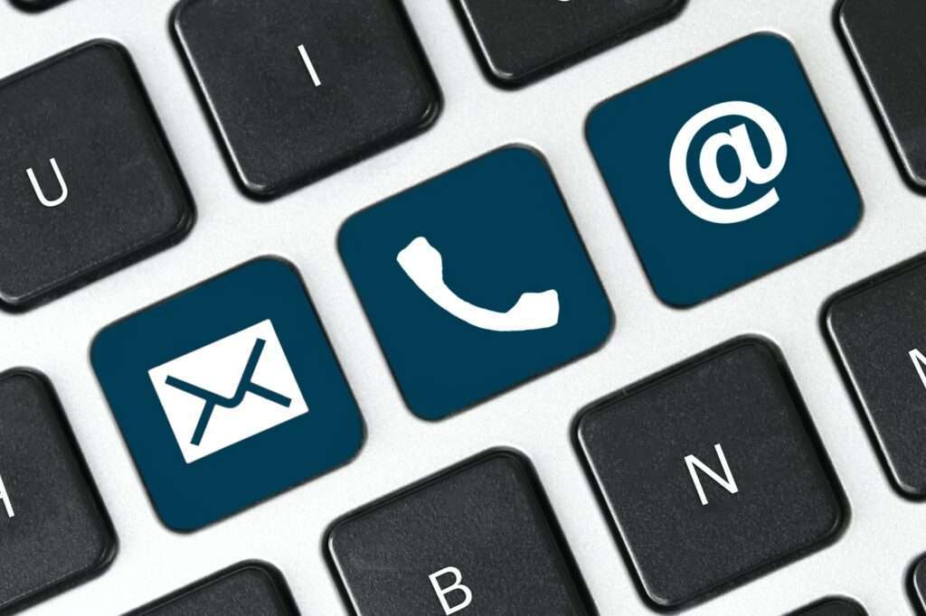 SEO Hannover - Nahaufnahme einer Tastatur mit drei blauen Tasten und weißen Symbolen: ein Umschlag für E-Mails, ein Telefonhörer für Anrufe und ein At-Symbol für Internet- oder E-Mail-Kontakte – perfekt für die Erstellung Ihrer Webvisitenkarte. Local SEO Agentur Hannover.