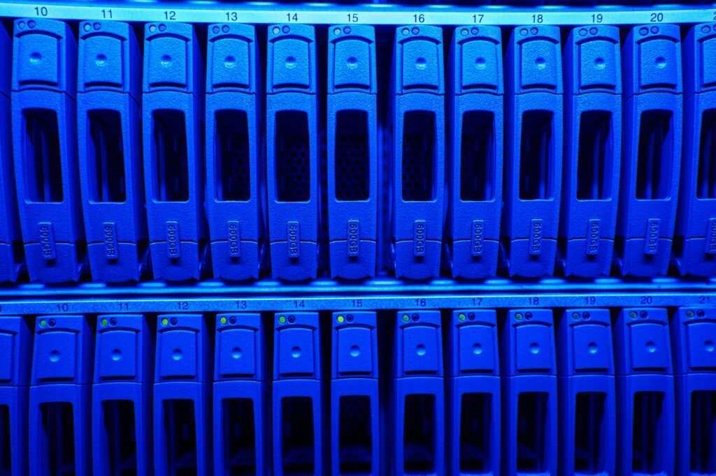 SEO Hannover - Nahaufnahme eines Server-Racks mit mehreren Reihen blauer Festplattenschächte, die jeweils mit Nummern von 1 bis 16 beschriftet sind. Die vorherrschende blaue Beleuchtung spiegelt die Konsistenz wider, die für nahtlose Website-Updates erforderlich ist. Local SEO Agentur Hannover.