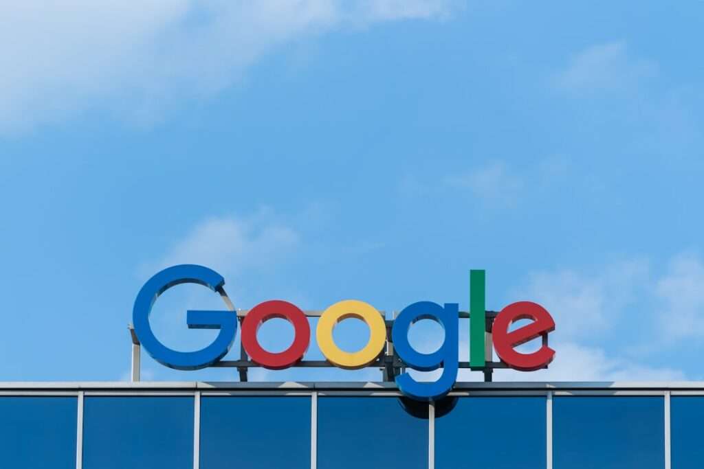 SEO Hannover - Das Bild zeigt ein Gebäude, auf dessen Dach in bunten Buchstaben das Wort „Google“ steht, während der klare blaue Himmel eine ruhige Kulisse bildet. Es ist eine Erinnerung daran, wie namhafte Unternehmen ihre Präsenz verwalten, selbst wenn sie Maßnahmen wie das Löschen von Google-Bewertungen in Erwägung ziehen. Local SEO Agentur Hannover.