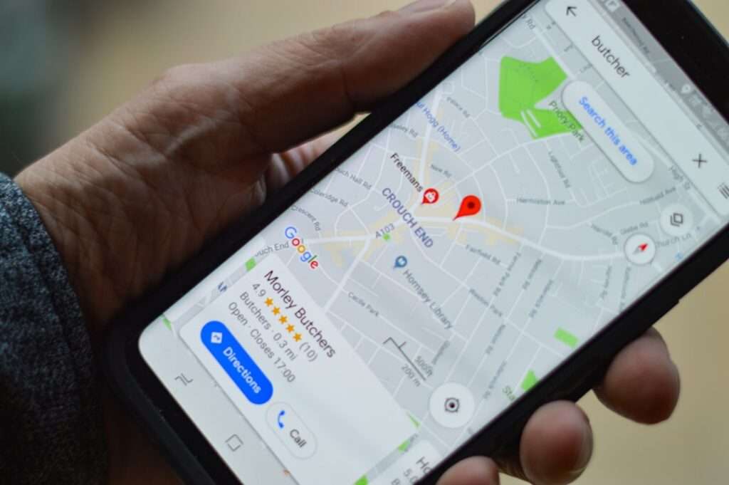 SEO Hannover - Eine Hand hält ein Smartphone mit einer Karte und einer roten Stecknadel, auf der „Market Butchers“ steht. Der Bildschirm zeigt die Wegbeschreibung zu diesem Geschäft in Crouch End, das mit einer 4,3-Sterne-Bewertung bei Google aufwarten kann. Stellen Sie sich vor, Unternehmen könnten ihr Google-Ranking ganz einfach verbessern, um mehr Kunden wie Sie anzuziehen. Local SEO Agentur Hannover.