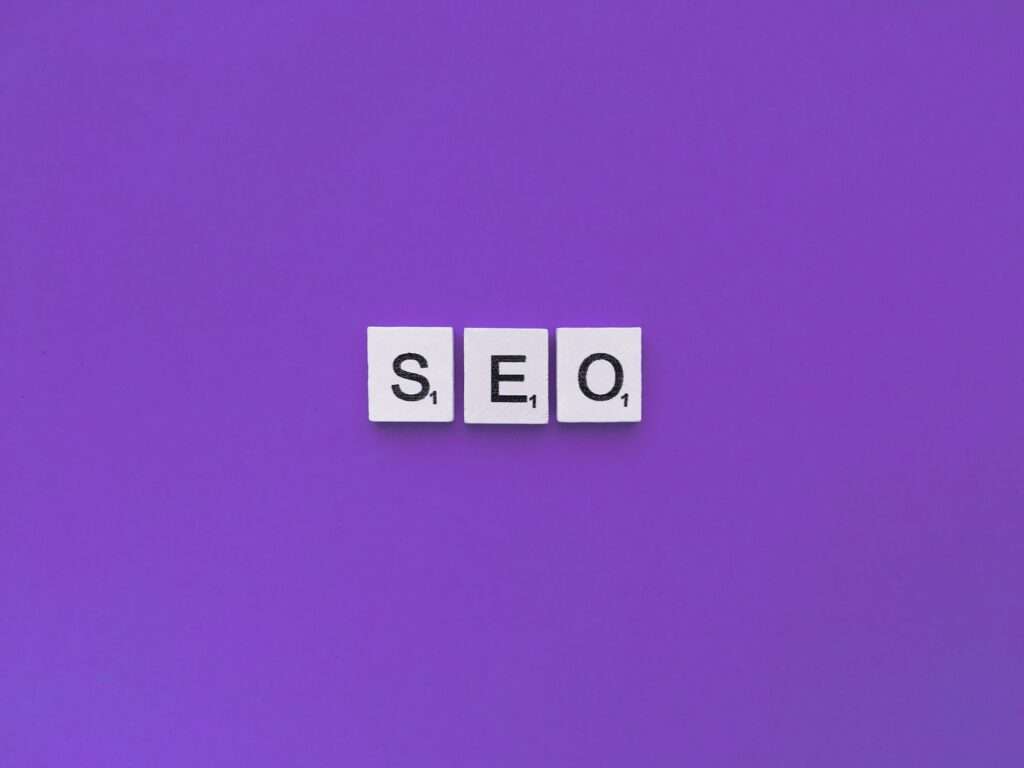 SEO Hannover - Drei Scrabble-Steine mit dem Wort „SEO“ sind auf einem violetten Hintergrund angeordnet und symbolisieren die Essenz der SEO-Praktiken von Google. Local SEO Agentur Hannover.