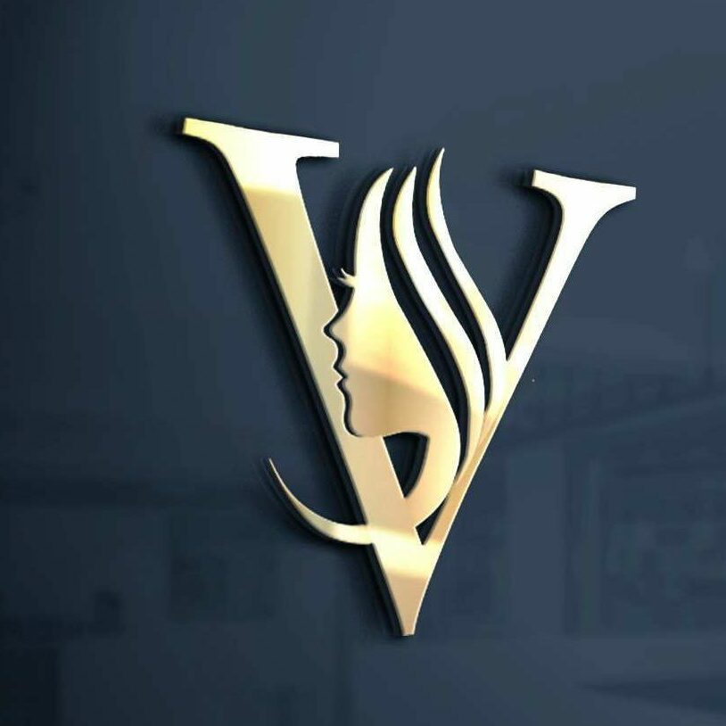 Webdesign Hannover - Ein elegantes Logo-Design zeigt ein metallisches „V“, verflochten mit der Silhouette einer Frau, vor einem dunklen, verschwommenen Innenhintergrund. Local SEO Agentur Hannover.