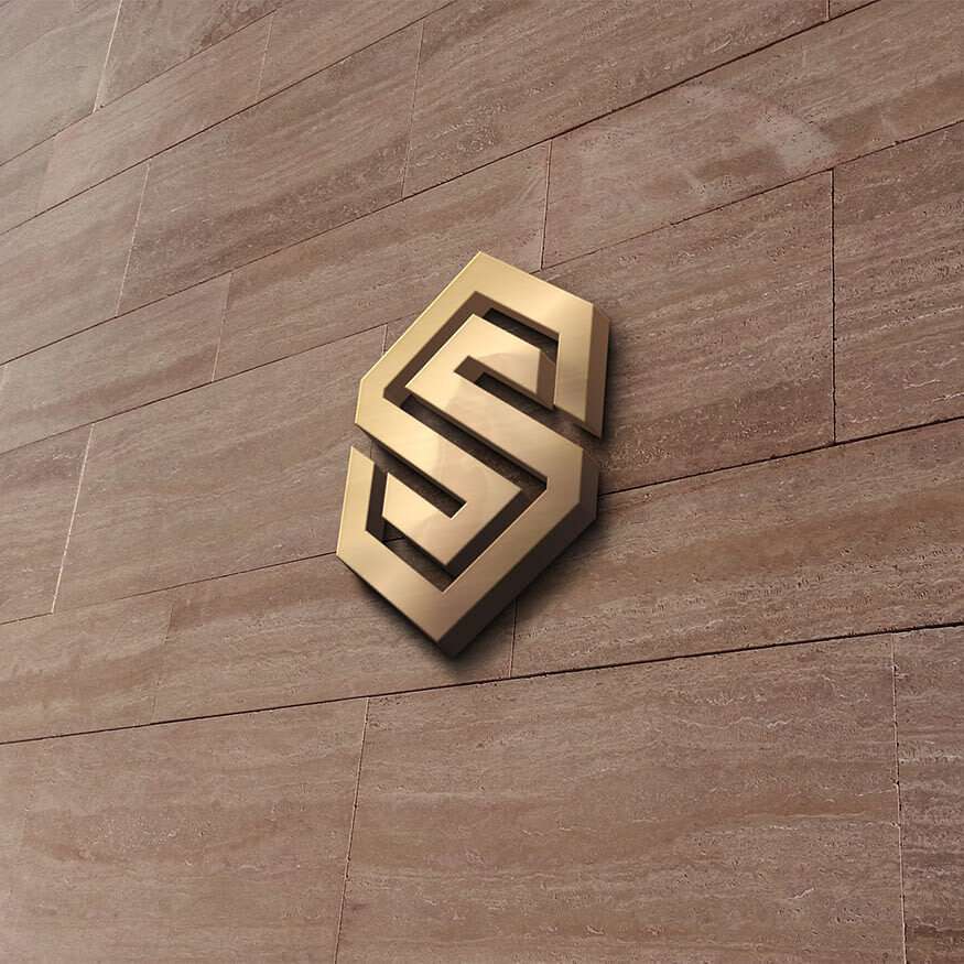 Webdesign Hannover - Ein dreidimensionales, goldenes geometrisches Logo ist auf einer strukturierten beigen Steinwand angebracht und soll zwei stilisierten „S“-Buchstaben mit ineinandergreifenden Formen ähneln. Dieses markante Emblem zeigt die Eleganz, die erreicht wird, wenn Sie sich für „Logo erstellen lassen“ entscheiden. Local SEO Agentur Hannover.