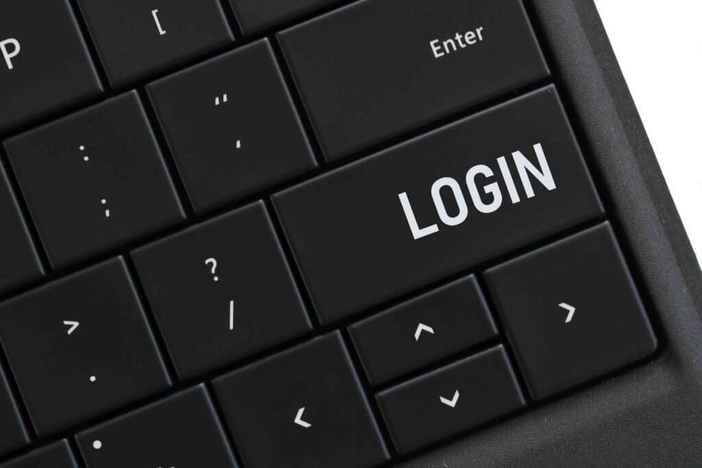 Webdesign Hannover - Eine Nahaufnahme einer schwarzen Tastatur mit einer großen „LOGIN“-Taste in der oberen rechten Ecke, die für jede Website unverzichtbar ist. Die umliegenden Tasten zeigen Symbole für Zeichensetzung und Navigation, wie Fragezeichen und Pfeiltasten – wichtige Elemente, die in einer Weboberfläche nicht fehlen sollten. Local SEO Agentur Hannover.