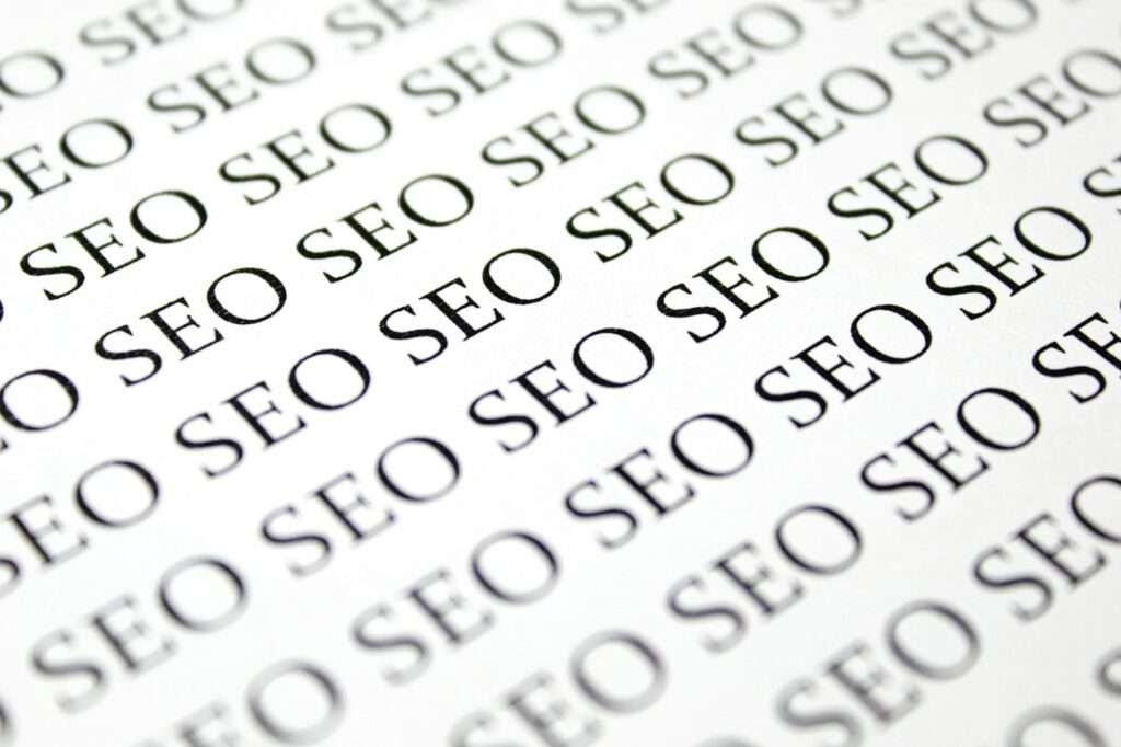 SEO Hannover - Das Bild zeigt den Satz „Google SEO“, der in schwarzer Schrift auf weißem Hintergrund mehrfach wiederholt wird. Die Buchstaben sind gleichmäßig verteilt und bilden ein auffälliges Muster auf der Oberfläche. Local SEO Agentur Hannover.