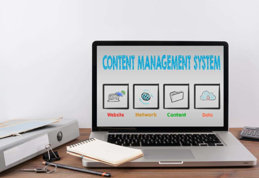 Webdesign Hannover - Auf einem Laptop auf einem Schreibtisch ist ein Bildschirm mit der Aufschrift „Content Management System“ oben zu sehen, was auf WordPress-Wartung hinweist. Darunter sind Symbole mit den Aufschriften „Website“, „Netzwerk“, „Inhalt“ und „Daten“ zu sehen. Daneben liegen ein Ordner, ein Notizblock, ein Stift und eine Brille. Local SEO Agentur Hannover.