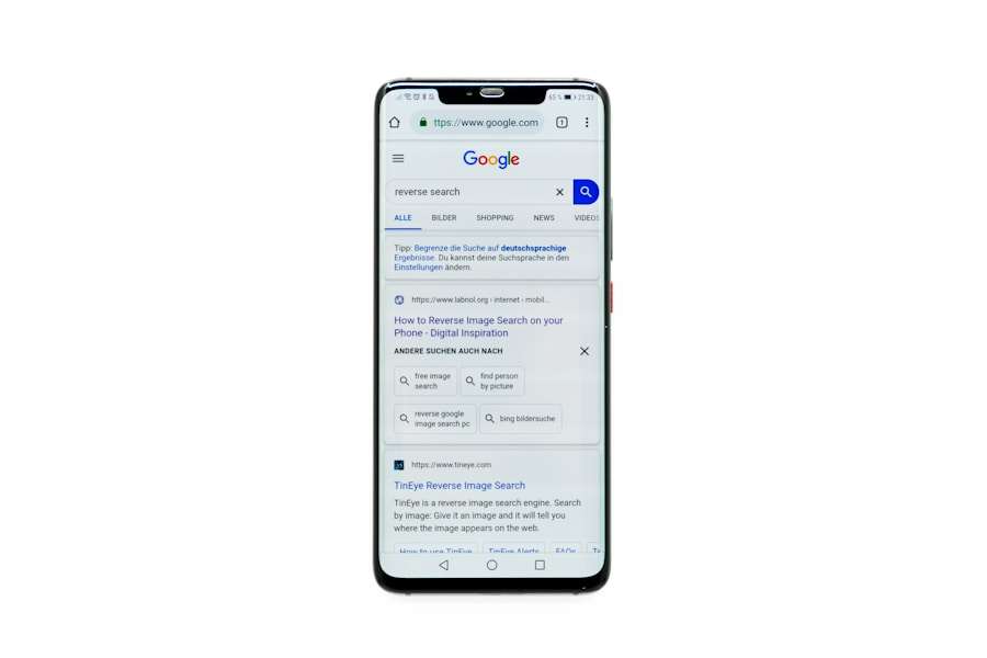 Webdesign Hannover - Ein Smartphone mit einer Google-Suchergebnisseite für die Suchanfrage „Mein Unternehmen bestätigen“ auf weißem Hintergrund. Local SEO Agentur Hannover.