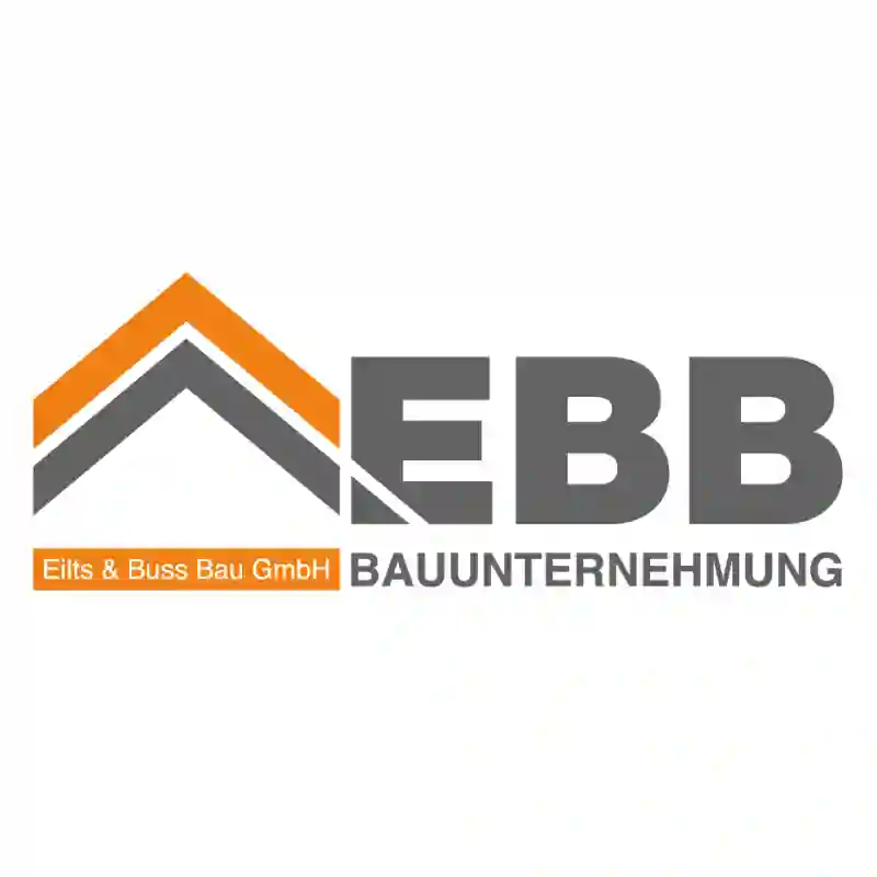 Webdesign Hannover - Logo EBB Bau GmbH Referenz der Reputations-Schmiede: Über dem Firmennamen befindet sich ein stilisiertes orange-graues Dach. "Eilts & Buss Bau GmbH" erscheint in weißer Schrift auf einem orangefarbenen Rechteck links vom Haupttext. Local SEO Agentur Hannover.