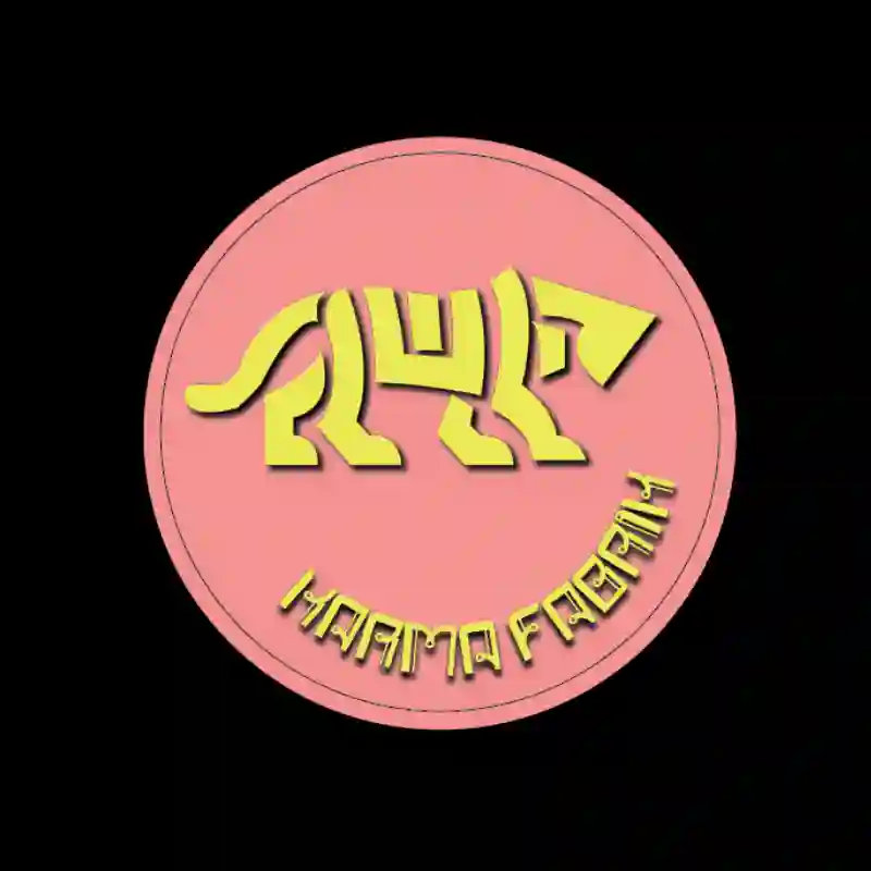 Webdesign Hannover - Das rosa kreisförmige Logo für Karma Fabrik, Kunde und Referenz der Local SEO Agentur, zeigt ein stilisiertes gelbes Tier, das einem Löwen oder Tiger ähnelt, mit geometrischen Formen und dem Text "HAARMA FABRIK", der auf schwarzem Hintergrund entlang der Unterseite geschwungen ist. Local SEO Agentur Hannover.