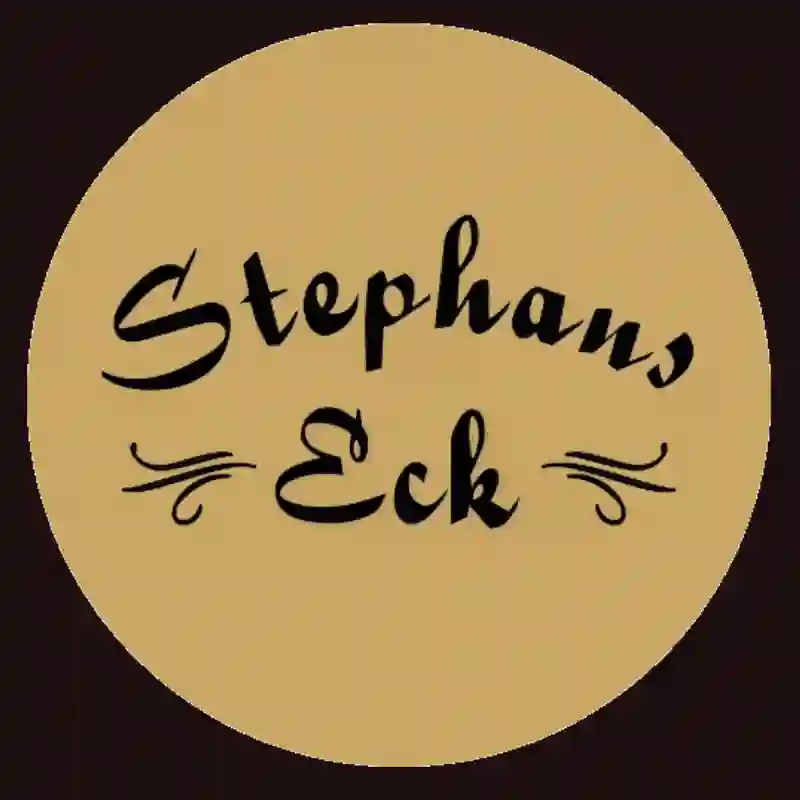 Webdesign Hannover - Ein hellbrauner Kreis auf dunklem Hintergrund zeigt den Schriftzug "Stephans Eck" in stilisierter schwarzer Schrift, mit dekorativen Linien auf beiden Seiten von "Eck", wodurch ein elegantes Logo für Stephans Eck Restaurant Hannover entsteht. Local SEO Agentur Hannover.