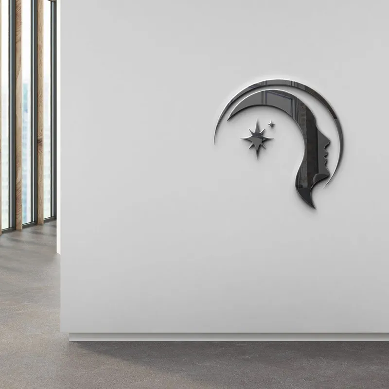 Webdesign Hannover - Ein metallisches Wandkunstwerk, inspiriert durch das Logo Susanne Kunz Hypnose, zeigt ein menschliches Gesicht im Seitenprofil, umrahmt von einer Mondsichel und zwei Sternen, angebracht an einer schlichten weißen Wand in einem modernen, minimalistischen Raum mit großen Fenstern. Local SEO Agentur Hannover.