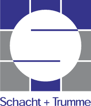 Webdesign Hannover - Ein Logo mit einem großen weißen Kreis, der sich über ein Gitter aus blauen und grauen Quadraten legt. Drei blaue horizontale Linien durchkreuzen den Kreis. Unterhalb des Bildes steht der Text "Schacht + Trumme". Local SEO Agentur Hannover.