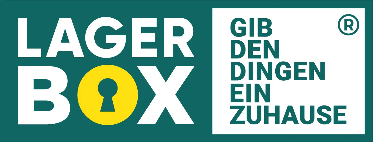 Webdesign Hannover - Das LAGERBOX-Logo, bei dem das „O“ als gelber Kreis mit einem Schlüsselloch dargestellt ist. Rechts davon steht der deutsche Text „Gib den Dingen ein Zuhause“, mit einem Markenzeichen-Symbol in der oberen rechten Ecke. Local SEO Agentur Hannover.